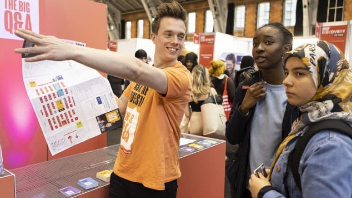 Students and adviser at a UCAS Discovery event