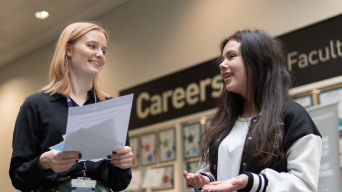 Student and adviser discussing apprenticeship cover letter 