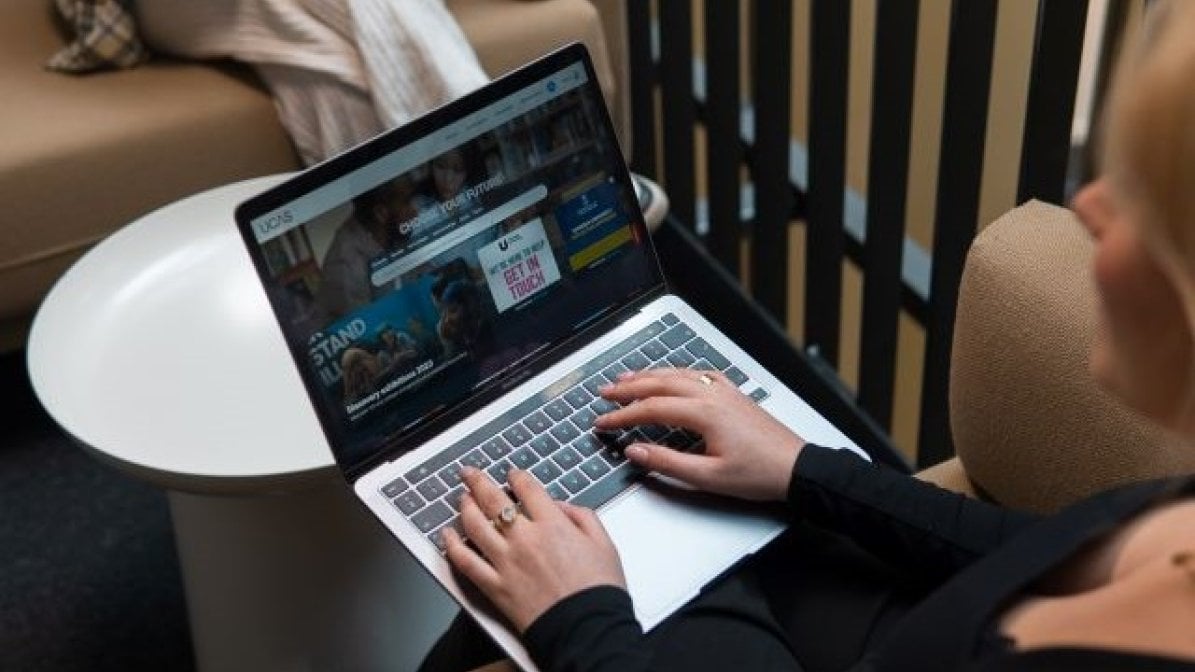 Student using the UCAS Hub on laptop