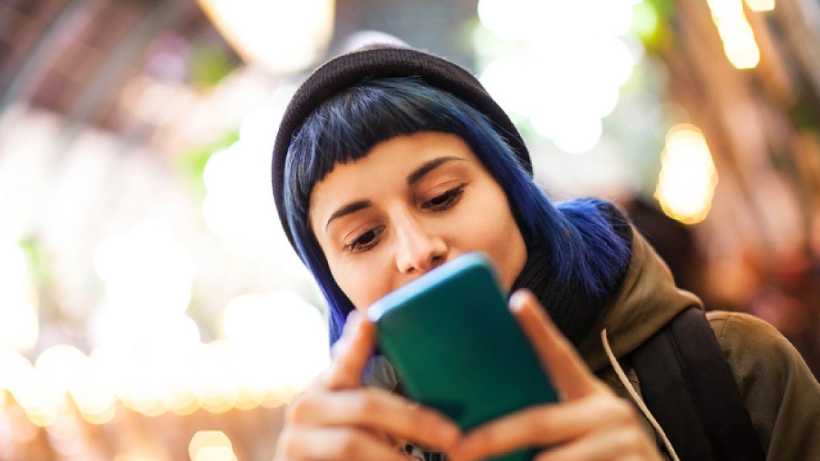 Students reading Clearing email on mobile phone