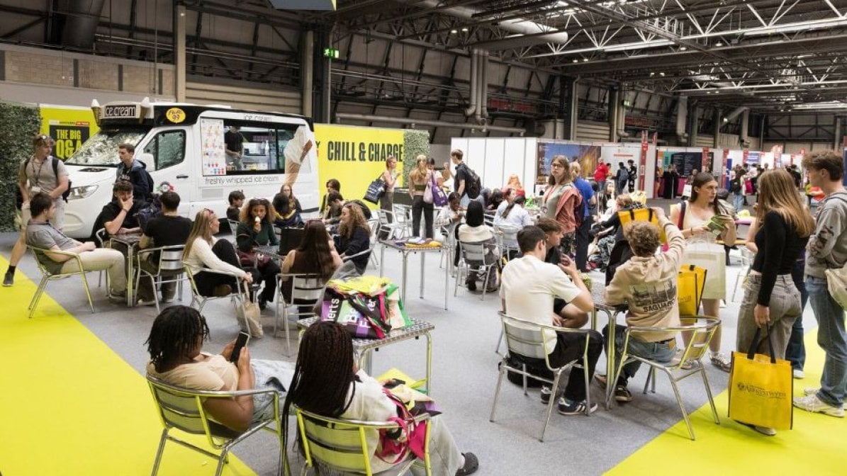 Students in the chill & charge zone at a UCAS Discovery event